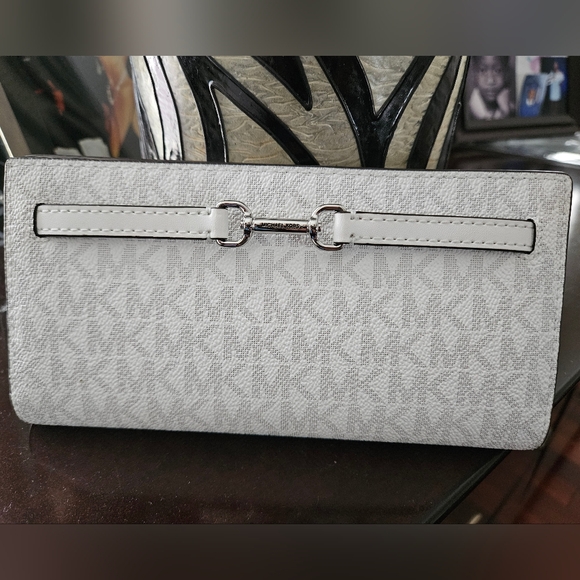 Michael Kors White Snap Signature Wallet - Picture 1 of 5